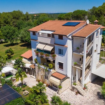 Apartments Lori Πόρετς Εξωτερικό φωτογραφία